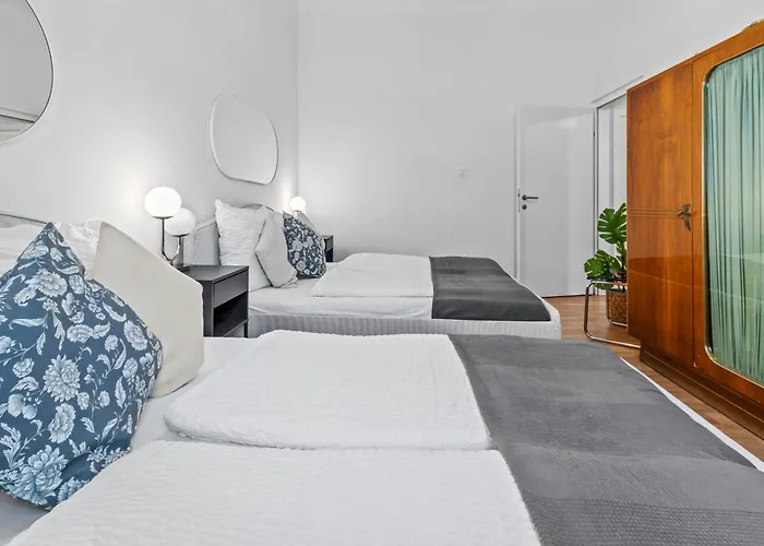 Spacious 2 Bedroom I 2 Minutes To Metro And Train Station