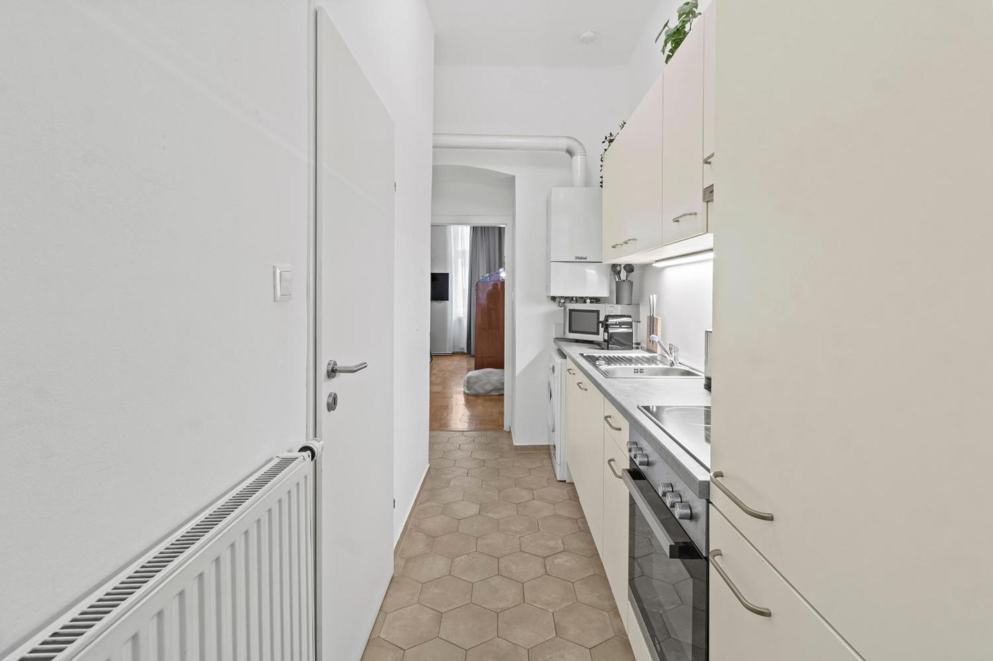 Spacious 2 Bedroom I 2 Minutes To Metro And Train Station Apartment Wien
