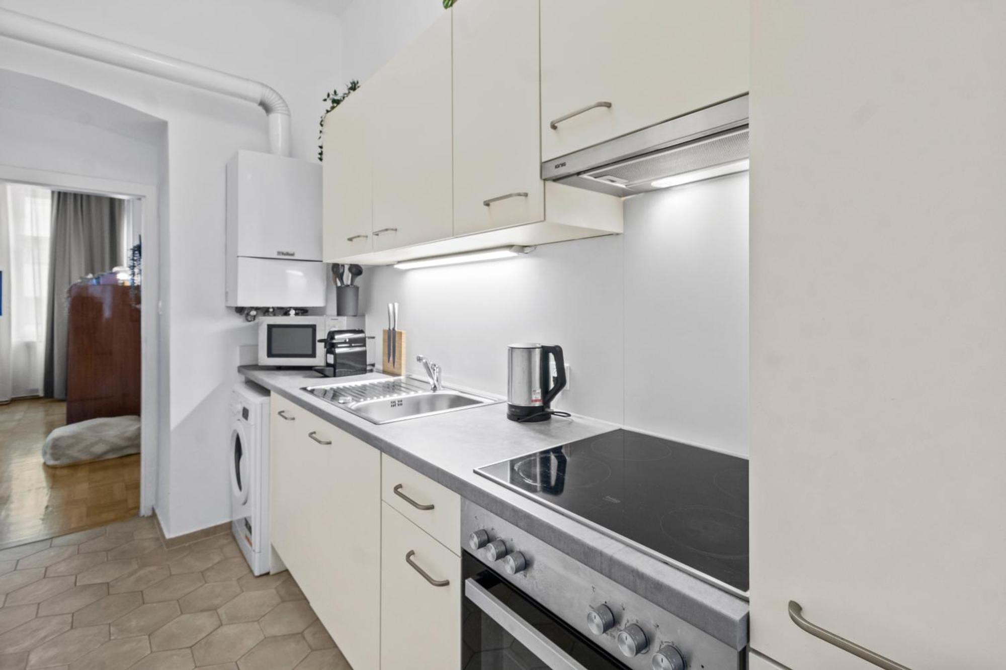 Spacious 2 Bedroom I 2 Minutes To Metro And Train Station Wien