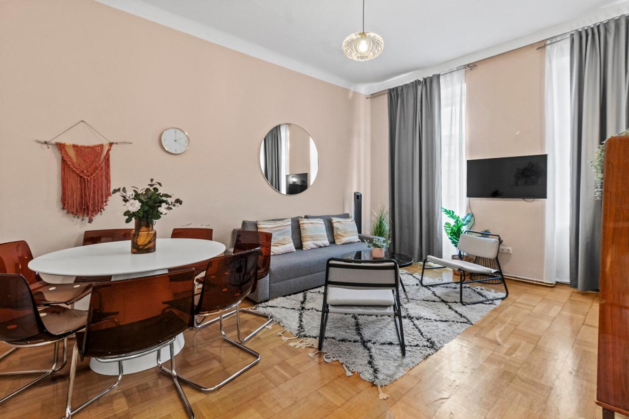 Apartment Spacious 2 Bedroom I 2 Minutes To Metro And Train Station Wien