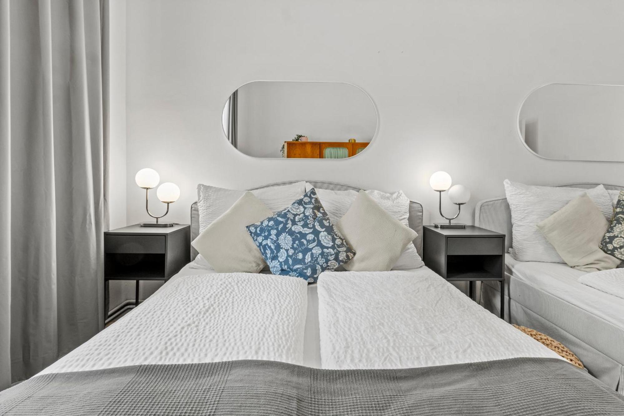 Spacious 2 Bedroom I 2 Minutes To Metro And Train Station Apartment Wien