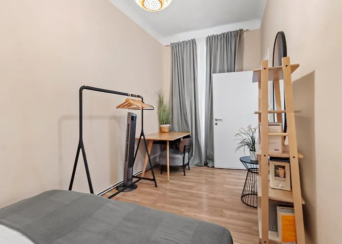 Spacious 2 Bedroom I 2 Minutes To Metro And Train Station