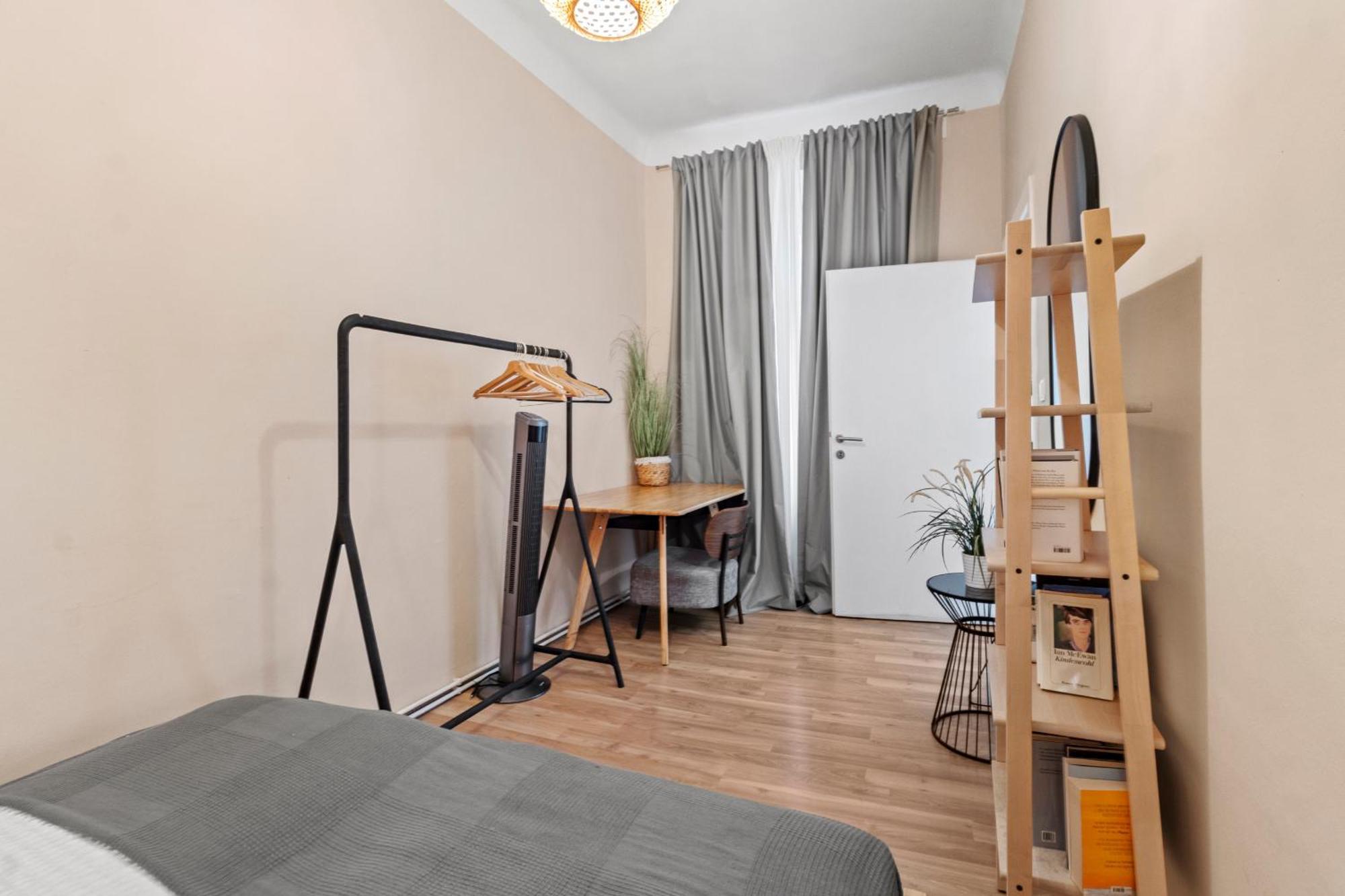 Spacious 2 Bedroom I 2 Minutes To Metro And Train Station Appartement