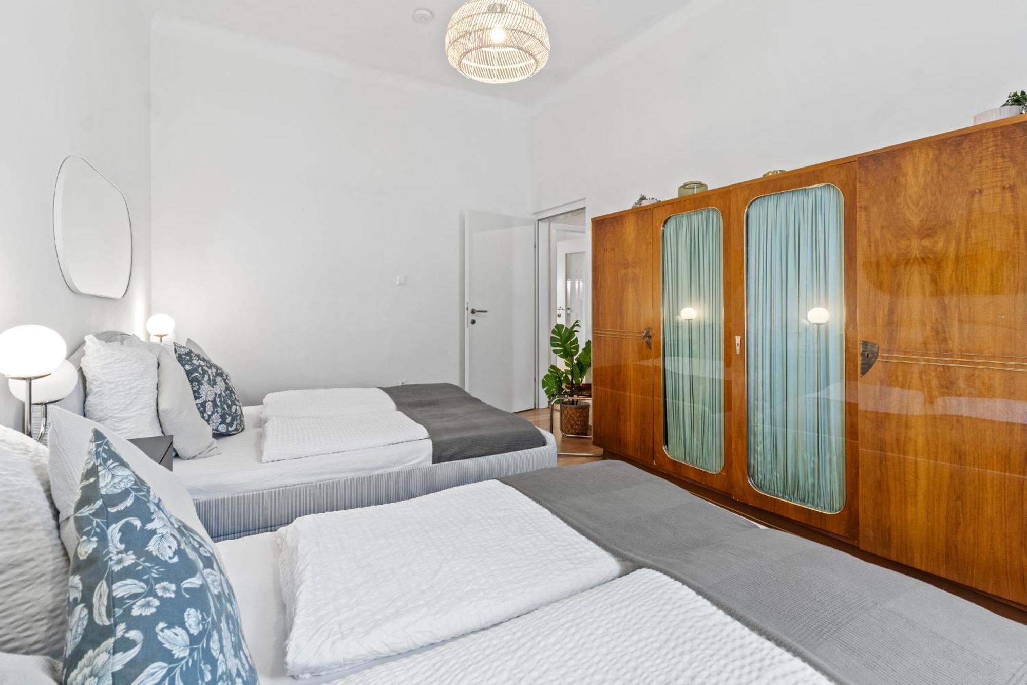 Spacious 2 Bedroom I 2 Minutes To Metro And Train Station Appartement