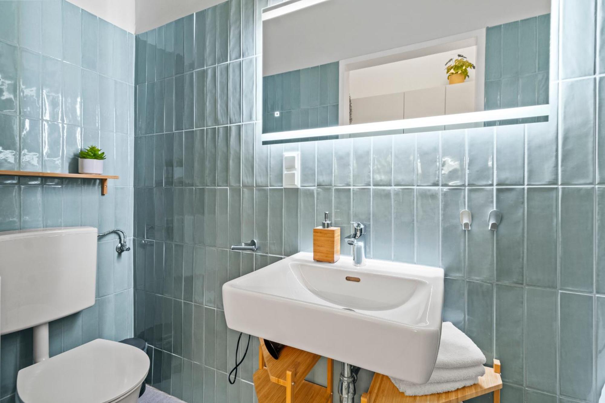 Spacious 2 Bedroom I 2 Minutes To Metro And Train Station Apartamento *