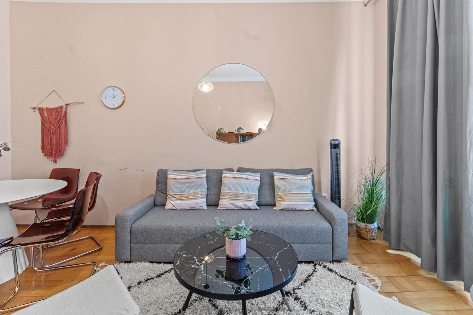 Spacious 2 Bedroom I 2 Minutes To Metro And Train Station Apartamento *